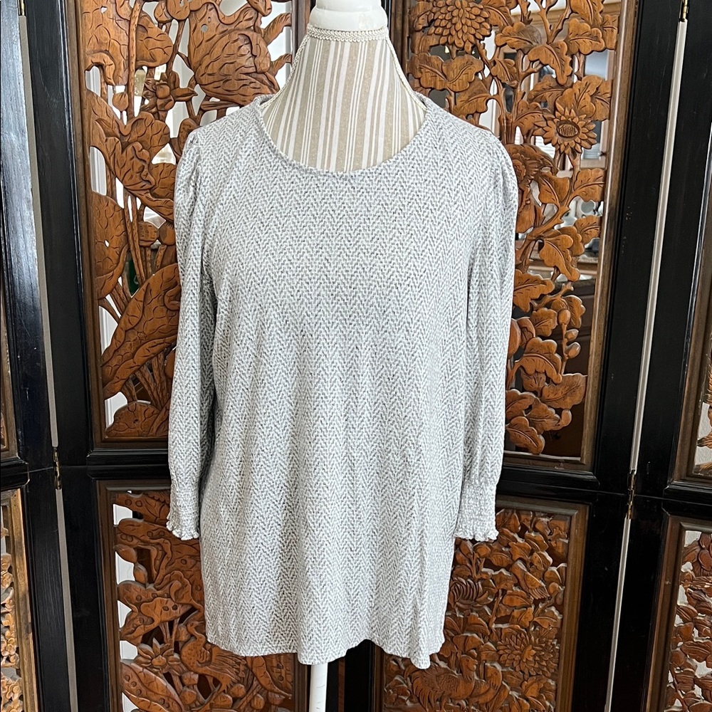 Chic Women's Light Gray Sweater